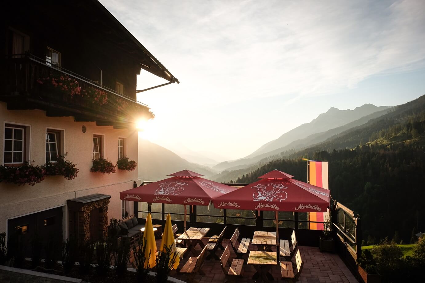 Terrasse vom Genuss Wirt Lahnerhof Slow Food Kulinarik